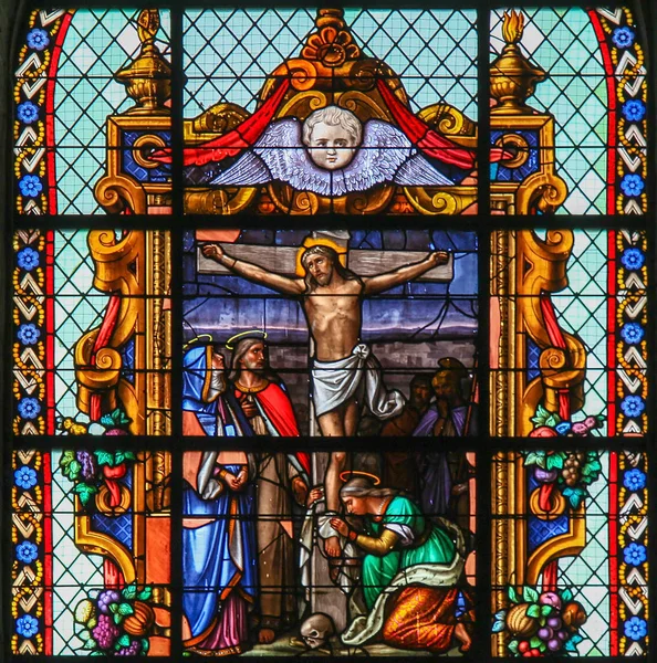 Jesus på korset - glassmaleri i begerkirken – stockfoto