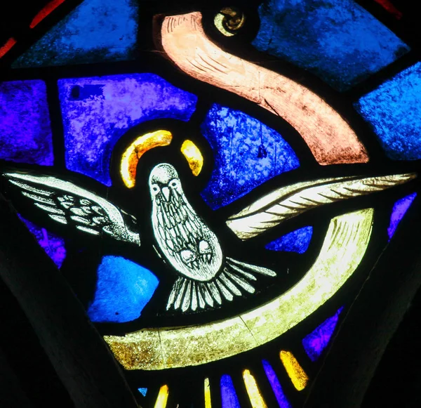 彩绘玻璃-圣灵，由一只白鸽子象征 — 图库照片