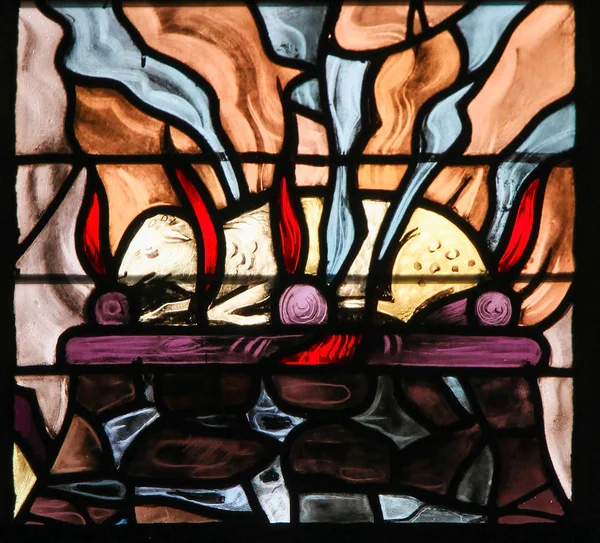 Glasmalerei eines brennenden Lammes, das den Agnus dei symbolisiert — Stockfoto