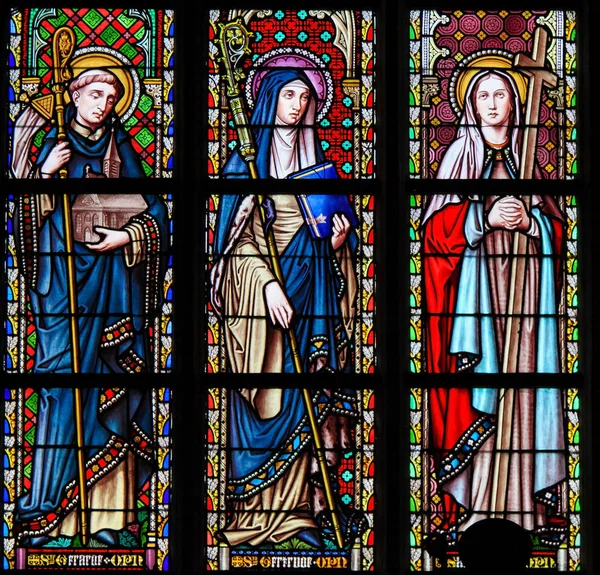 ブリュッセル聖ニコライ聖堂 - カトリックの聖人たちのステンド グラス — ストック写真