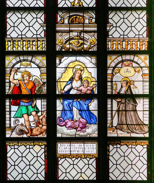 Witraże - Archanioł Michał, Madonna i dziecko i Saint T — Zdjęcie stockowe