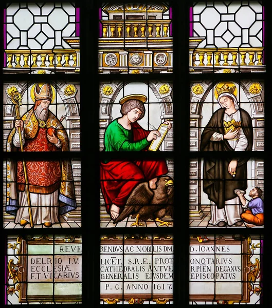 彩绘玻璃-圣 · 奥古斯丁，约翰福音传教士和伊丽莎白 — 图库照片