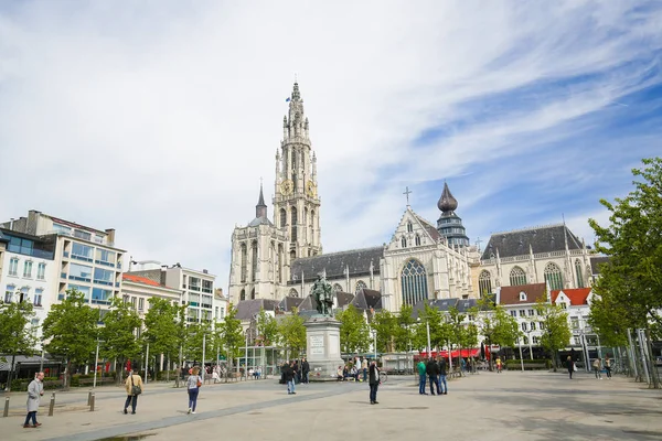 Belgien, Antwerpen, katedralen i Our Lady och Rubens staty vid den — Stockfoto
