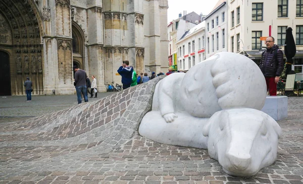 ベルギー、アントワープ、ネロとパトラッシュの彫刻 - Fla の犬 — ストック写真