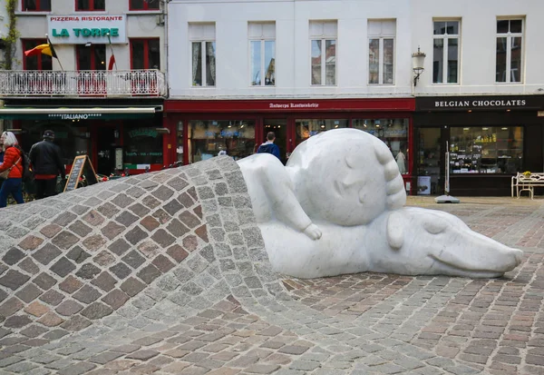ベルギー、アントワープ、ネロとパトラッシュの彫刻 - Fla の犬 — ストック写真