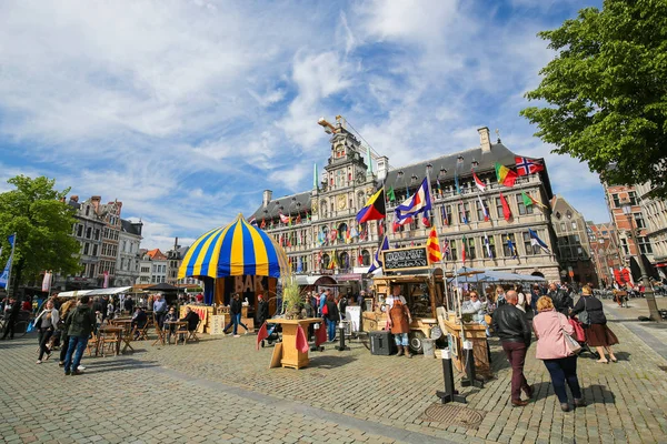 Belgia, Antwerpia, Ratusz przy rynku Grote Markt lub wielki rynek S — Zdjęcie stockowe