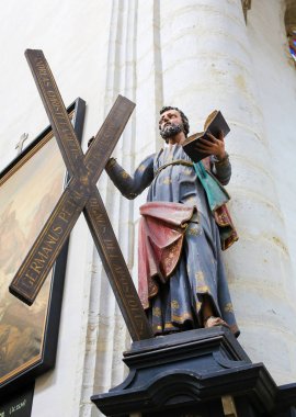 Saint Andrew onun haç taşıyan heykeli