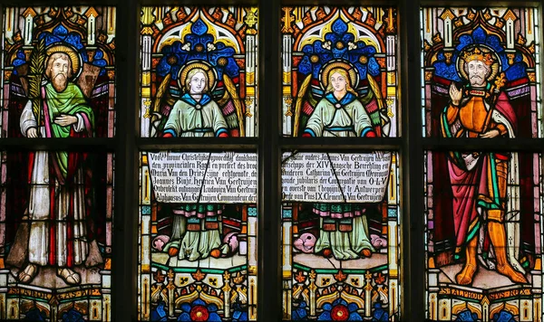 彩绘玻璃-天使和圣徒安德鲁和阿方萨斯 · — 图库照片