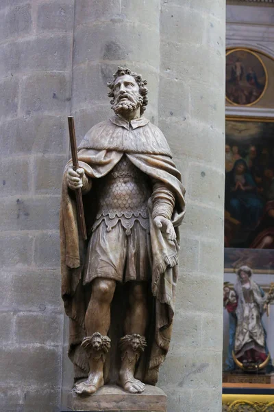 스테인드 글라스-St Gummarus 교회 오에서 성자 Gummarus의 동상 — 스톡 사진