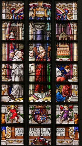 Vitray - Bishop ve rahipler St Gummarus Kilisesi — Stok fotoğraf