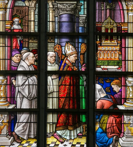 Vidrieras - Obispo y Sacerdotes en la Iglesia de San Gummarus — Foto de Stock