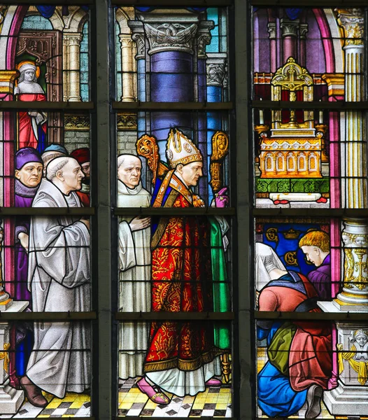 Gebrandschilderd glas - bisschop en de priesters in de kerk van Sint Gummarus — Stockfoto