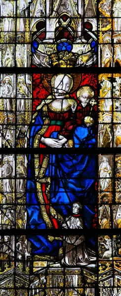 Gebrandschilderd glas in de kathedraal van Rouen - Madonna met kind — Stockfoto