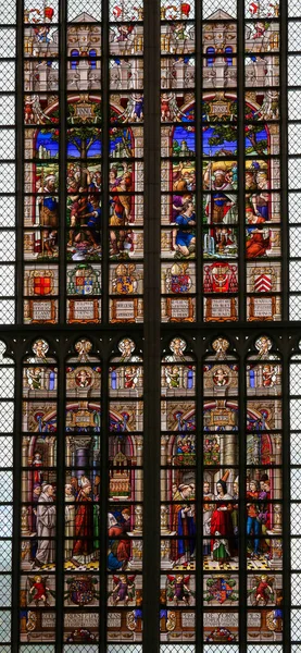 Glasmalerei in der Kirche — Stockfoto