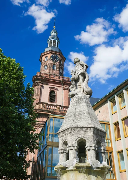 Siegfried standbeeld en Holy Trinity Church in Worms, Duitsland — Stockfoto