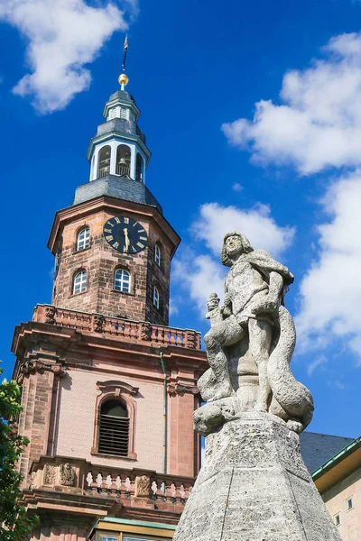 Статуя Зигфрида и церковь Святой Троицы в Вормсе, Германия — стоковое фото