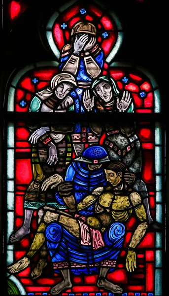 Gebrandschilderd glas in Worms - Mary en Jesus ontleend aan het Kruis — Stockfoto