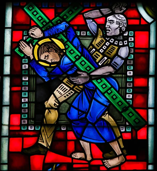 Solucan - çarmıh taşıyan İsa vitray — Stok fotoğraf