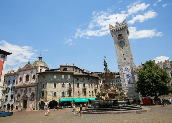Torre Civica e Fonte de Neptuno em Trento, Itália — Fotografia de Stock