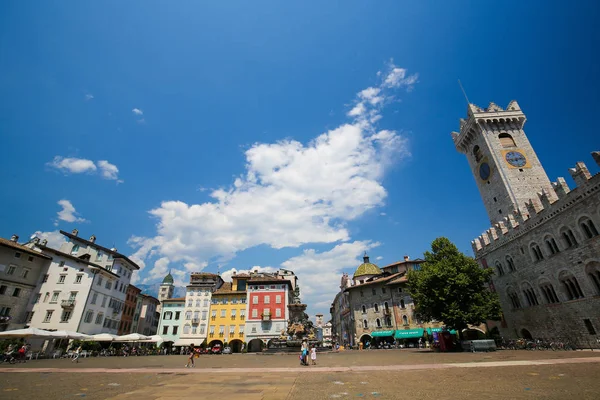 Torre Civica e Fonte de Neptuno em Trento, Itália — Fotografia de Stock