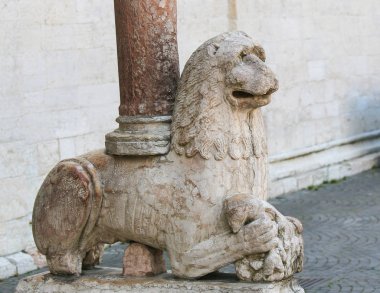 Trento Katedrali bir aslan heykeli