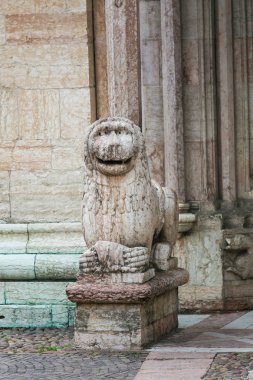 Trento Katedrali bir aslan heykeli