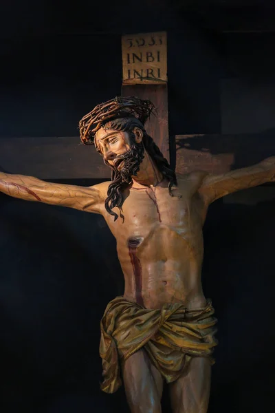 트렌토의 성당에 십자가에 예수의 동상 — 스톡 사진