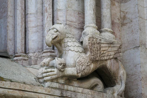 Escultura de um Grifo na Catedral de Trento — Fotografia de Stock