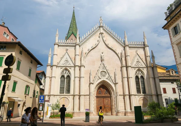 Chiesa di San Pietro, Igreja de Saint Peters em Trento, Itália — Fotografia de Stock