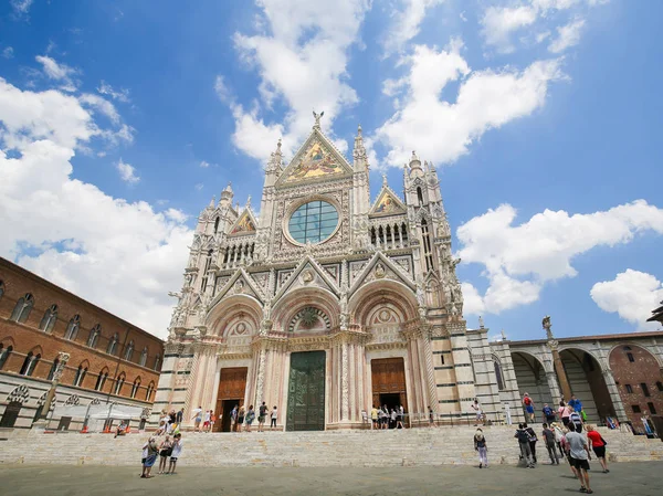 Западный фасад Сиенской католической церкви, Тоскана, Италия — стоковое фото