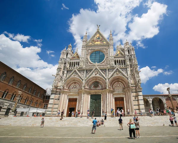 West gevel van de kathedraal van Siena, Toscane, Italië — Stockfoto