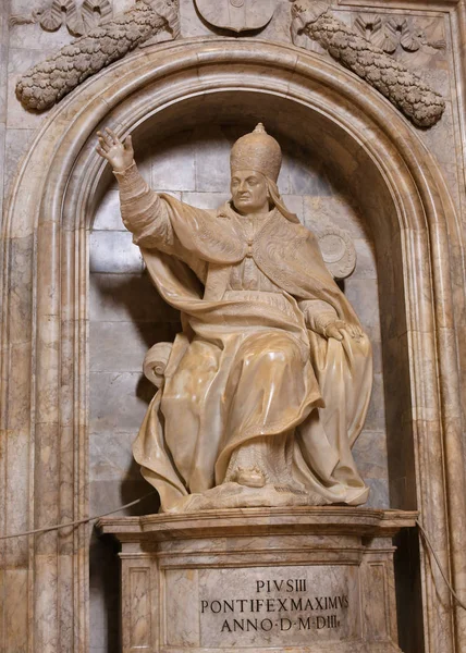 在锡耶纳主教座堂的教皇皮乌斯三世的雕像 — 图库照片