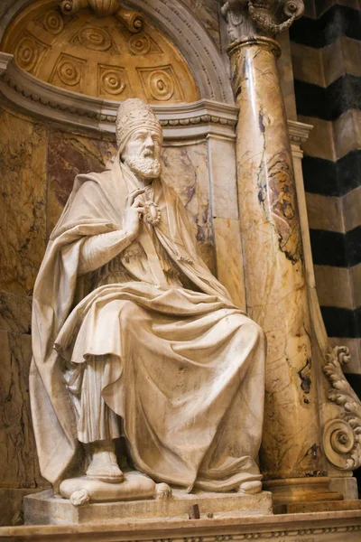 意大利锡耶纳的大教堂教皇马塞卢二世雕像 — 图库照片
