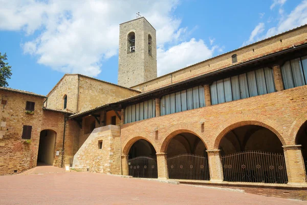 Романская церковь в Сан-Джиминьяно, Тоскана, Италия — стоковое фото