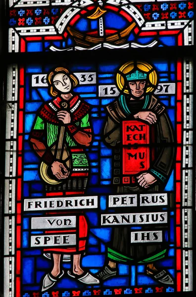 Gebrandschilderd glas in Worms - beroemde jezuïeten priesters — Stockfoto