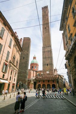 Ünlü iki kule, Bologna, İtalya'nın sembolü