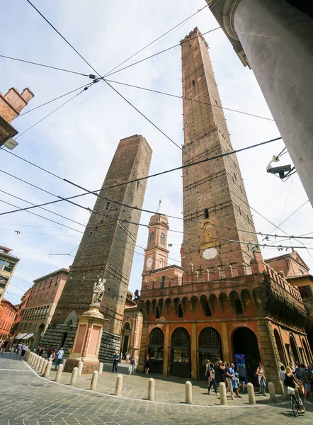 Den berömda två tornen, symbol för Bologna, Italien — Stockfoto