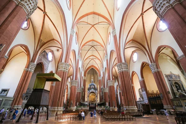 イタリア ・ ボローニャのサン ・ ペトロニオ聖堂の内部 — ストック写真