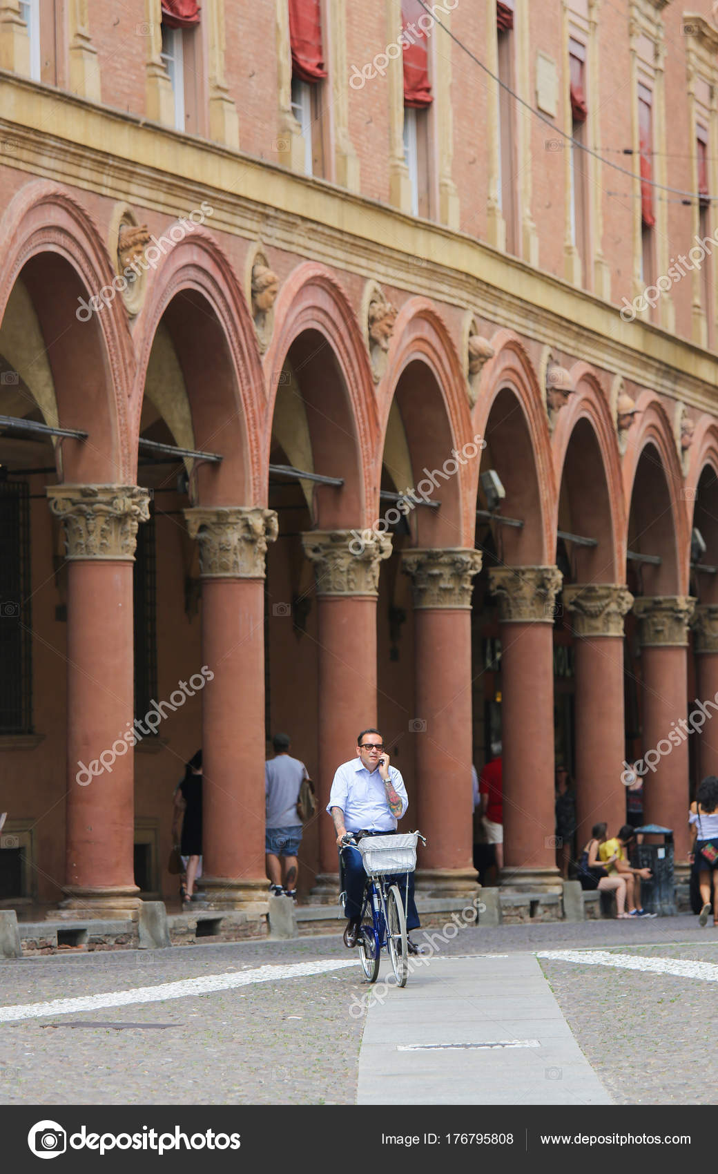 Болонья, Италия - типичный портик – Стоковое редакционное ...