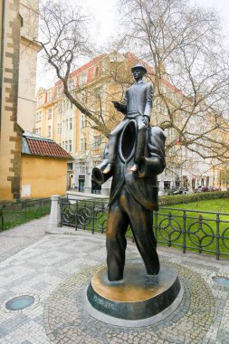 Ünlü yazar Franz Kafka, Prag Vezenska sokakta Jaroslav Rona (2003) tarafından oluşturulan heykeli. 