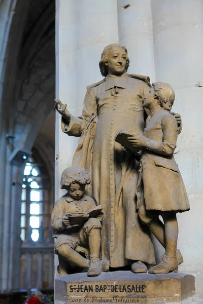 Le treport - Statue von Jean baptiste de la salle — Stockfoto