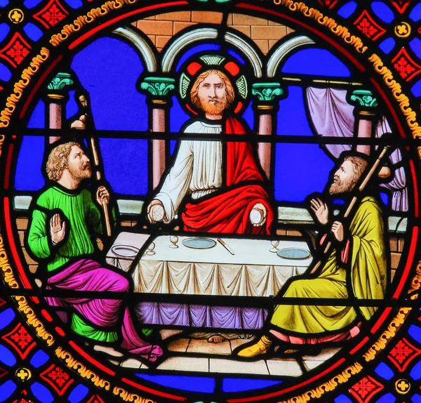Gebrandschilderd glas in Notre-Dame-des-Flots, Le Havre-Supper bij Emma — Stockfoto