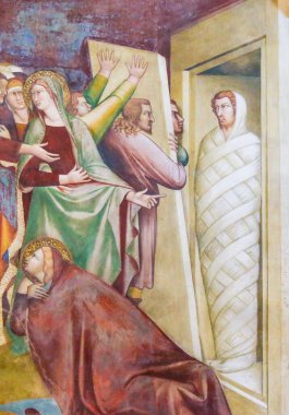 San Gimignano, İtalya - 11 Temmuz 2017: Lazarus, İsa tarafından mezardan çağırıldı. San Gimignano, İtalya 'daki Collegiata ya da Collegiate Kilisesi' nde Fresco.