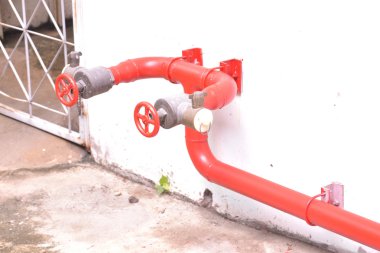 Yangın hortumu kaldırım yakınındaki.