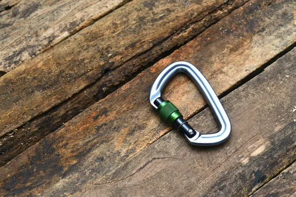 나무 배경 carabiner 훅의 이미지 — 스톡 사진