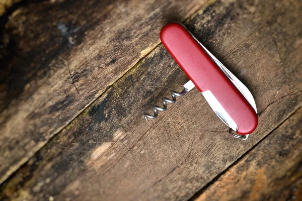 Многофункциональный нож на деревянном фоне — стоковое фото