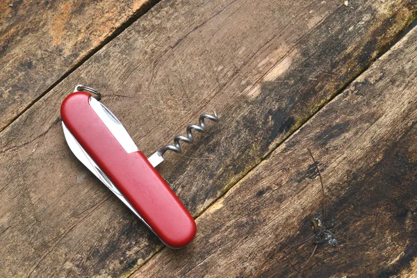 Cuchillo multiusos aislado sobre fondo de madera — Foto de Stock