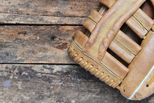 Luva de beisebol em fundo de madeira rústica — Fotografia de Stock