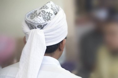 Arkadan görünüş Müslüman adam giyen Türban