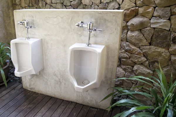 Fotografie interiéru moderní Toaleta s pisoár řádek. — Stock fotografie